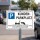Das Bild zeigt ein Schild mit der Aufschrift Kunden-Parkplatz, das an einem Parkplatz aufgestellt ist. Es informiert darüber, dass Fahrzeuge, die nicht rechtmäßig abgestellt sind, kostenpflichtig abgeschleppt werden.