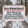 Das Bild zeigt ein Schild, das auf einem Zaun befestigt ist und darauf hinweist, dass der Weg im Winter bei Schnee und Eis nicht geräumt oder gestreut wird. Es warnt die Passanten, dass sie diesen Weg auf eigene Gefahr betreten.