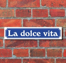 Schild im Straßenschild-Design "La dolce...