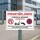 Das Bild zeigt ein Schild mit der Aufschrift PRIVATGELÄNDE PARKEN & WENDEN VERBOTEN. Es befindet sich in einem Bereich, wo das Parken und Wenden von Fahrzeugen untersagt ist, und weist darauf hin, dass widerrechtlich abgestellte Fahrzeuge kostenpflichtig abgeschleppt werden können.
