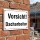 Das Bild zeigt ein rechteckiges Schild mit der Aufschrift Vorsicht! Dacharbeiten in großen, schwarzen Buchstaben auf weißem Hintergrund, umrandet von einem roten Rand. Das Schild ist an einer Ziegelwand befestigt und weist auf laufende Dacharbeiten in der Nähe hin.