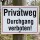 Das Bild zeigt ein Schild, das auf einem Holzpfosten angebracht ist und die Aufschrift Privatweg Durchgang verboten! trägt. Es ist deutlich sichtbar und warnt Passanten, dass der Weg privat ist und nicht betreten werden darf.