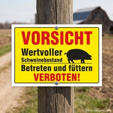 Das Bild zeigt ein gelbes Warnschild, das auf einem...