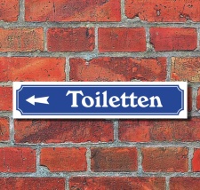 Schild im Straßenschild-Design "Toiletten...