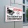 Das Bild zeigt ein Schild mit der Aufschrift Achtung! Das Gelände wird videoüberwacht! in großen, auffälligen Buchstaben. Es ist in einem öffentlichen Bereich angebracht und weist darauf hin, dass der Bereich rund um die Uhr überwacht wird, was durch ein Symbol einer Kamera und eine Uhr verdeutlicht wird.
