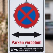 Das Bild zeigt ein Schild mit der Aufschrift Parken...