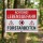 Das Bild zeigt ein Warnschild, das auf Lebensgefahr durch Forstarbeiten hinweist. Es ist rot-weiß gestaltet und enthält Symbole für Gefahr sowie den Text „Achtung! Lebensgefahr Forstarbeiten“, um Passanten vor möglichen Risiken im Wald zu warnen.