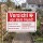 Das Bild zeigt ein rotes Warnschild mit der Aufschrift „Vorsicht vor dem Hund!“ in großen, weißen Buchstaben. Es ist an einem Zaun befestigt und weist darauf hin, dass in diesem Bereich ein Hund vorhanden ist, der möglicherweise gefährlich sein könnte.
