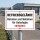 Das Bild zeigt ein Schild, das deutlich darauf hinweist, dass das Betreten und Befahren des Betriebsgebiets für Unbefugte verboten ist. Das Schild ist weiß mit schwarzer Schrift und roten Rändern und steht an einem Zaun, der das Betriebsgebiet abgrenzt.
