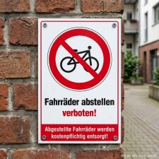 Das Bild zeigt ein Schild, das an einer Ziegelwand...