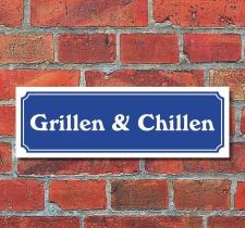 Schild im Straßenschild-Design "Grillen &...