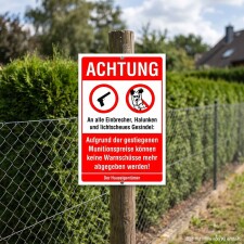 Das Bild zeigt ein Warnschild mit der Aufschrift ACHTUNG in großen, roten Buchstaben. Es richtet sich an Einbrecher und warnt, dass aufgrund gestiegener Munitionspreise keine Warnschüsse mehr abgegeben werden können; das Schild ist an einem Holzmast in einem Garten angebracht, um vor möglichen Einbrüchen zu warnen.