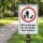Das Bild zeigt ein Schild, das in einem Park aufgestellt ist und Hundehalter auffordert, die Hinterlassenschaften ihrer Hunde zu entsorgen. Es ist mit einem Piktogramm eines Menschen, der einen Hund an der Leine hält und einen Mülleimer zeigt, sowie dem Text „Bitte entsorgen Sie die Haufen Ihres Hundes!“ versehen.