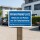 Das Bild zeigt ein Schild mit der Aufschrift PRIVATPARKPLATZ in großen, weißen Buchstaben auf blauem Hintergrund. Es befindet sich an einem Parkplatz, der ausschließlich für Parkplatzmieter reserviert ist, und weist darauf hin, dass widerrechtlich abgestellte Fahrzeuge kostenpflichtig abgeschleppt werden.