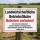 Das Bild zeigt ein Schild, das auf einer landwirtschaftlichen Fläche angebracht ist und deutlich macht, dass das Betreten verboten ist. Es enthält Warnhinweise über Gefahren wie Abfall, Hundekot und Zigarettenkippen, die für Nutztiere schädlich sein können.