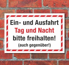 Schild Ein und Ausfahrt Tag und Nacht freihalten auch...