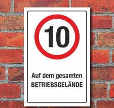 Schild Auf dem gesamten Betriebsgel&auml;nde 10 km/h...