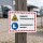 Das Bild zeigt ein Warnschild, das auf die Gefahr von Flurförderfahrzeugen hinweist und dazu auffordert, Sicherheitschuhe zu tragen. Es ist in einem Außenbereich angebracht, wahrscheinlich in der Nähe eines Lager- oder Transportbereichs.