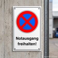 Das Bild zeigt ein Schild mit der Aufschrift Notausgang...