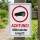 Das Bild zeigt ein Warnschild, das auf einen Mähroboter hinweist, der die Wege kreuzt. Es ist in einem Garten oder einer ähnlichen Umgebung angebracht und enthält die Aufschrift ACHTUNG! Mähroboter kreuzt! in auffälligen roten und schwarzen Buchstaben.