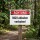 Das Bild zeigt ein Schild im Wald, das in großen, klaren Buchstaben den Hinweis „ACHTUNG Müll abladen verboten!“ gibt. Es ist auf einem stabilen Holzpfosten montiert und soll Passanten darauf aufmerksam machen, dass das Abladen von Müll an diesem Ort nicht erlaubt ist.