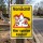 Das Bild zeigt ein gelbes Warnschild mit einem roten Dreieck, auf dem zwei cartoonhafte Kinder abgebildet sind, die spielen – eines mit einem Fußball und das andere mit einem Springseil. Das Schild trägt die Aufschrift „Vorsicht! Hier spielen Kinder!“ und ist in einem Spielplatzkontext aufgestellt, um Autofahrer auf die spielenden Kinder aufmerksam zu machen.