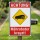 Das Bild zeigt ein Warnschild, das in einem Garten aufgestellt ist. Es hat einen roten oberen Bereich mit dem Text ACHTUNG! und darunter ein gelbes Quadrat mit einer stilisierten Darstellung eines Mähroboters sowie dem Hinweis Mähroboter kreuzt! in großen, weißen Buchstaben, um Passanten auf die mögliche Anwesenheit des Mähroboters hinzuweisen.