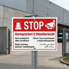 Das Bild zeigt ein rotes Schild mit der Aufschrift STOP,...