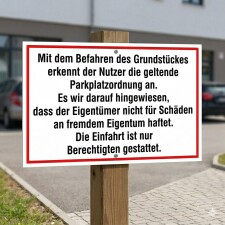Das Bild zeigt ein Schild, das auf die Parkplatzordnung...