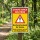 Das Bild zeigt ein Warnschild im Wald, das auf die Gefahr von Staupe durch Wildtiere hinweist. Es fordert Hundebesitzer auf, ihre Hunde anzuleinen und auf den Wegen zu bleiben, um Risiken zu vermeiden.