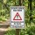 Das Bild zeigt ein Warnschild im Wald, das auf die Gefahr von Staupe durch Wildtiere hinweist. Es fordert Hundebesitzer auf, ihre Hunde anzuleinen und auf den Wegen zu bleiben, um Risiken zu vermeiden.