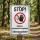 Das Bild zeigt ein Warnschild, das vor Allergiegefahr durch den Eichenprozessionsspinner warnt. Es ist an einem Waldweg aufgestellt und zeigt ein rotes Stoppsymbol mit einer Hand und einem durchgestrichenen Kopf, um auf die Gefahr hinzuweisen.