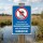 Das Bild zeigt ein Schild, das vor Wasserentnahmen aus Gewässern warnt. Es ist blau mit einem roten Verbotssymbol, das einen Eimer über Wasser darstellt, und befindet sich in einer natürlichen Umgebung, um den Schutz von Tier und Umwelt zu betonen.
