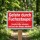 Das Bild zeigt ein rotes Warnschild mit der Aufschrift „Gefahr durch Fuchsstaupe!“. Es befindet sich in einem Waldgebiet und weist darauf hin, dass Hunde angeleint werden sollen und auf den Wegen bleiben müssen, um die Sicherheit zu gewährleisten.
