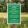 Das Bild zeigt ein informatives Schild im Freien, das wichtige Hinweise zur Staupe für Hundebesitzer enthält. Es beschreibt die Krankheit, ihre Symptome und die Gefahren für Hunde sowie präventive Maßnahmen, um die Tiere zu schützen.