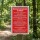 Das Bild zeigt ein rotes Schild im Wald, das wichtige Informationen über das Staupe-Virus enthält. Es informiert Hundebesitzer über die Gefahren der Krankheit, Symptome und Maßnahmen zur Vorbeugung, um die Gesundheit ihrer Tiere zu schützen.