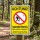 Das Bild zeigt ein gelbes Schild mit der Aufschrift „Achtung! Wanderweg bitte nicht verlassen!“. Es befindet sich in einem Waldgebiet und weist Wanderer darauf hin, auf den markierten Wegen zu bleiben, um die Natur, Tiere und Pflanzen zu schützen.