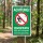 Das Bild zeigt ein gelbes Schild mit der Aufschrift „Achtung! Wanderweg bitte nicht verlassen!“. Es befindet sich in einem Waldgebiet und weist Wanderer darauf hin, auf den markierten Wegen zu bleiben, um die Natur, Tiere und Pflanzen zu schützen.