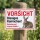 Das Bild zeigt ein Warnschild mit der Aufschrift VORSICHT Bissiges Kaninchen! in großen, auffälligen Buchstaben. Das Schild ist an einem Holzpfosten befestigt und warnt Passanten, dass das Betreten des Bereichs auf eigene Gefahr geschieht, während ein Bild eines Kaninchens abgebildet ist.
