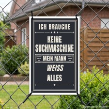 Das Bild zeigt ein humorvolles Schild, das an einem Zaun befestigt ist. Der Text besagt, dass keine Suchmaschine benötigt wird, da der Ehemann alles weiß, und vermittelt eine witzige Botschaft über das Vertrauen in den Partner.