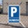 Das Bild zeigt ein Schild mit dem weißen Buchstaben P auf blauem Hintergrund, das den Hinweis KUNDEN in großen, weißen Buchstaben darunter trägt. Dieses Schild ist an einem Zaun befestigt und kennzeichnet einen Parkplatz, der ausschließlich für Kunden vorgesehen ist.